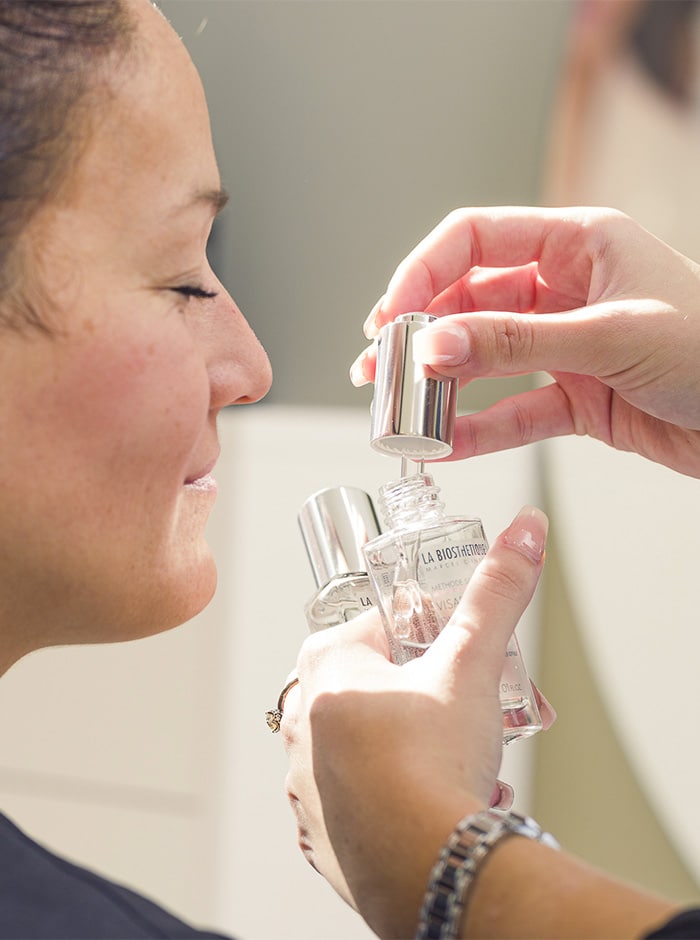 Le salon Franck Giraud propose un véritable parcours client avec un visarôme aux huiles essentielles disposé lors d'un massage au niveau de la nuque.